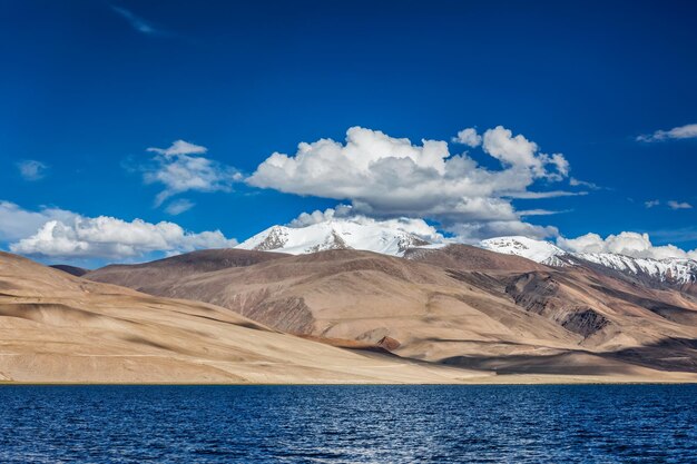 El lago Tso Moriri en el Himalaya Ladakh Inda