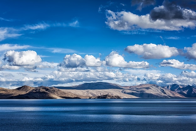 Lago Tso Moriri en Himalaya. Ladakh, India