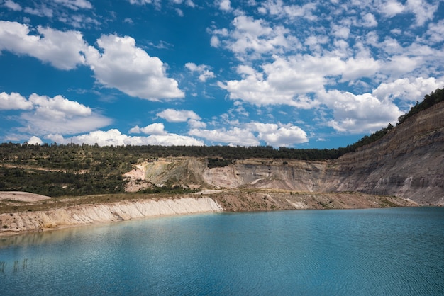 Lago Turqoise en una mina a cielo abierto