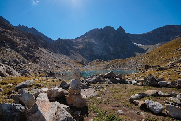 Lago turquesa alpino de Sofia, rodeado por rochas. Karachay-Cherkessia, Arkhyz. Rússia. Panorama