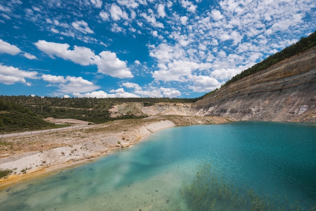 Lago turquesa em uma mina a céu aberto