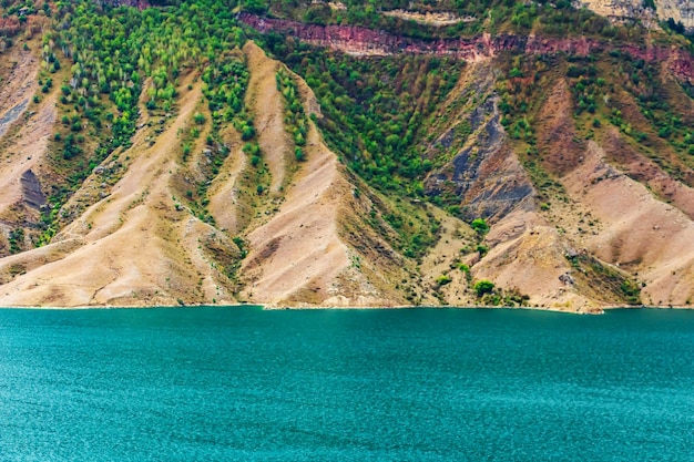 Lago turquesa pitoresco nas montanhas do Cáucaso