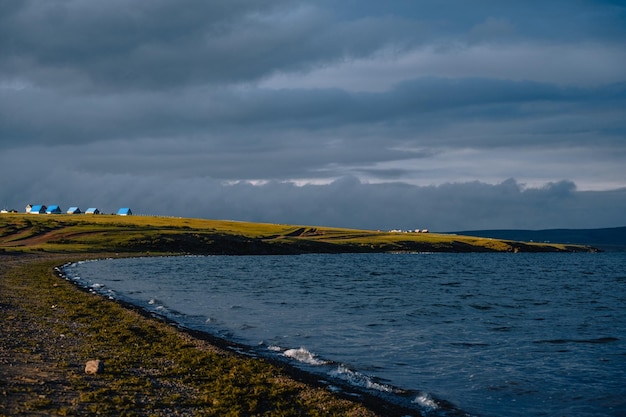 Lago Ugii na manhã tempestuosa na Mongólia