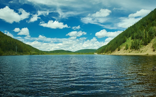 Foto lago ulagansky, montaña altai. vista del lago de montaña