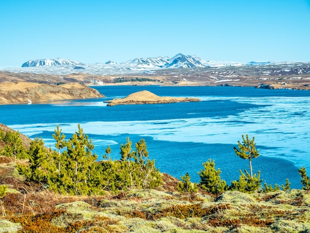 Lago Ulfljotfvatn localizado no sul da Islândia com bela vista da natureza circundante