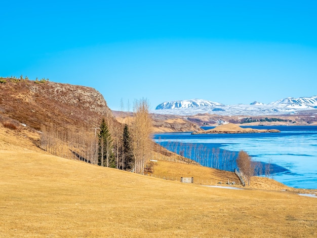 Lago Ulfljotfvatn ubicado en el sur de Islandia hermosa vista bajo un cielo azul claro