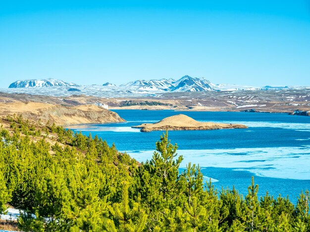 Lago Ulfljotfvatn ubicado en el sur de Islandia con hermosas vistas de la naturaleza circundante