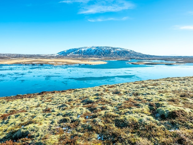 Lago Ulfljotfvatn ubicado en el sur de Islandia con hermosas vistas de la naturaleza circundante