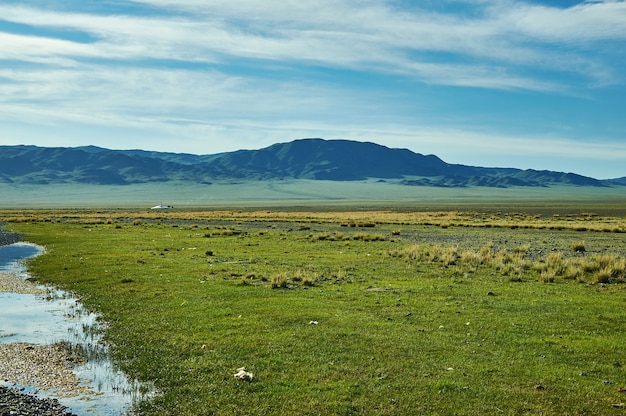 Lago Uureg Nuur, lago salino en una cuenca endorreica en el oeste de Mongolia.