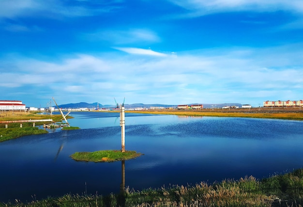 Lago en un valle de tundra a principios de otoño en la tarde Chukotka Rusia