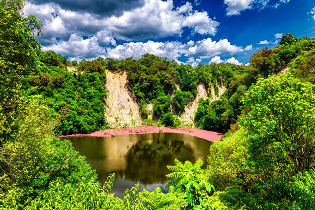 Foto lago en el valle volcánico de waimangu con hermosa reflexión en un día soleado