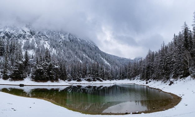 Lago verde Gruner ver dia nublado de inverno destino turístico famoso