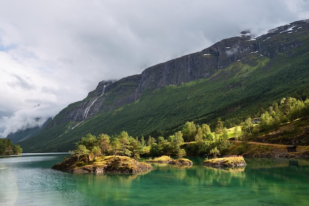 Lago verde Lovatnet en el valle de Lodal Noruega