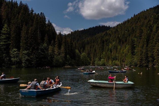 lago vermelho