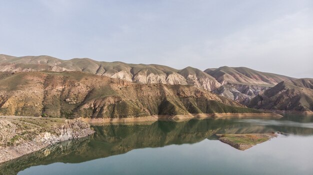 El lago con vista de drone con montaña.