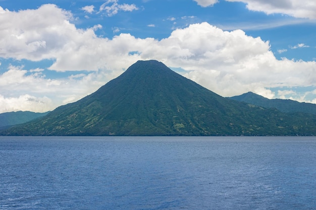 Foto lago con volcán de fondo