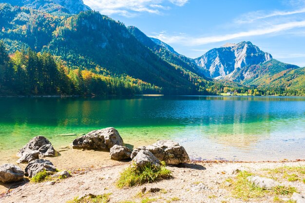 Lago Vorderer Langbathsee en las montañas de los Alpes, Austria. Hermoso paisaje de verano