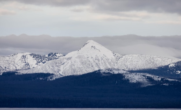 Lago yellowstone com montanhas cobertas de neve na paisagem americana