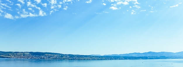 Lago de zurich en wollerau cantón de schwyz en suiza zurichsee paisaje de montañas suizas agua azul y cielo en verano naturaleza idílica y destino de viaje perfecto ideal como impresión artística escénica