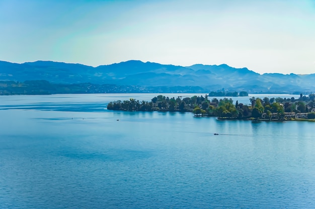 Foto lago zurique em wollerau cantão de schwyz na suíça zurichsee paisagem de montanhas suíças água azul e céu natureza idílica e destino de viagem perfeito ideal como impressão artística cênica