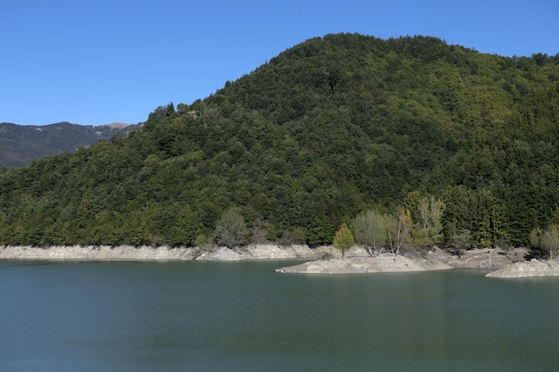 Lagoa artificial Brugneto barragem Liguria Itália panorama