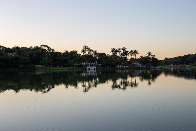 Lagoa da Pampulha en Belo Horizonte con vistas a la capilla de Sao Francisco de Assis y el Parque Guanabara Minas Gerais Brasil famoso lugar turístico