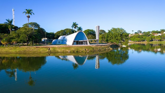 Lagoa da Pampulha en Belo Horizonte con vistas a la Iglesia de Sao Francisco de Assis y el Parque Guanabara Minas Gerais Brasil Vista aérea
