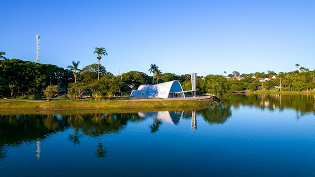 Lagoa da Pampulha em Belo Horizonte com vista para a Igreja de São Francisco de Assis e Parque Guanabara Minas Gerais Brasil Vista aérea