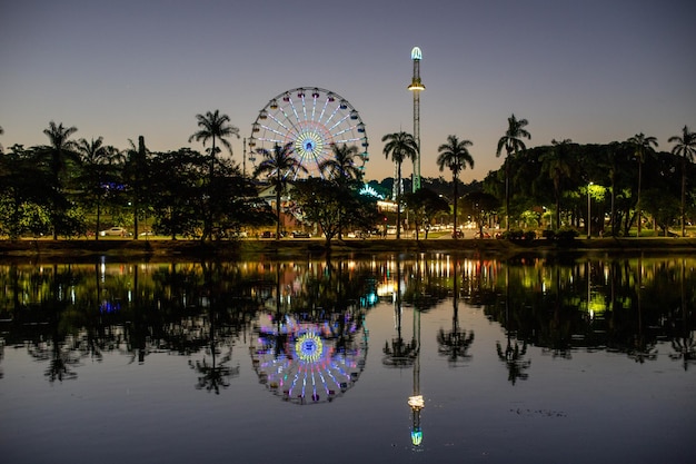 Lagoa da Pampulha in Belo Horizonte mit Blick auf die Kapelle von Sao Francisco de Assis und Guanabara Park Minas Gerais Brasilien berühmter Touristenort