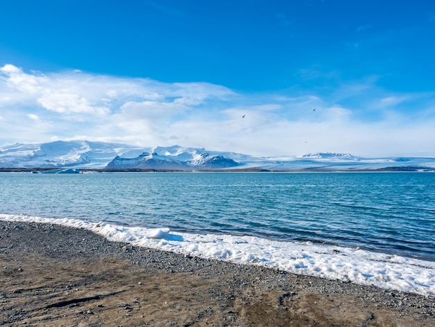 Lagoa de iceberg Jokulsarlon na temporada de inverno com geleira e grande iceberg na Islândia