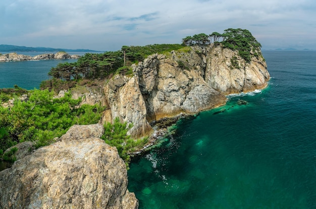 Lagoa do mar com água turquesa entre rochas