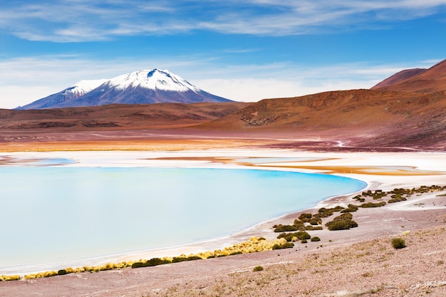 Lagoa e vulcão de alta altitude no Altiplano, Bolívia