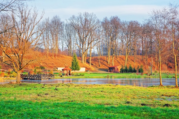 Lagoa em belmontas, parque regional de pavilniai perto de vilnius, lituânia