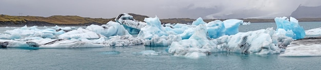 Lagoa glacial de Jokulsarlon no panorama da Islândia