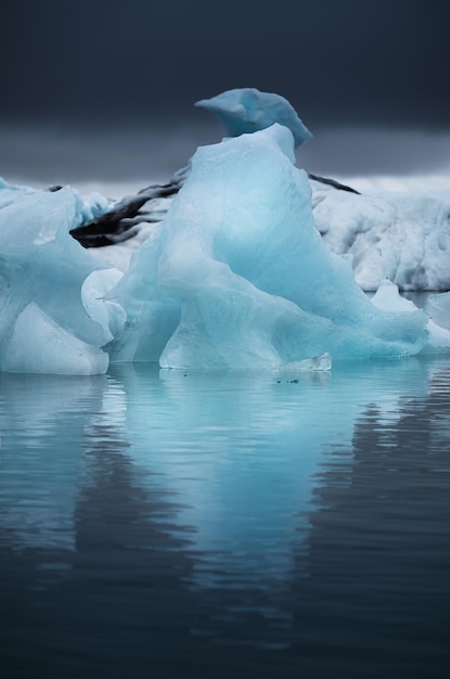 Lagoa glaciar Jokulsarlon Parque nacional de Vatnajokull Islândia Oceano baía e icebergs Temporada de verão Paisagem natural da Islândia Imagem de viagem