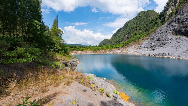 Lagoa incrível na floresta tropical com pico de rochas de montanha Linda superfície da água em Phang Nga Tailândia