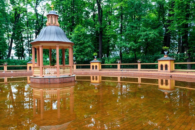 Lagoa Menagerie Avian no antigo parque da cidade Summer Garden em São Petersburgo, Rússia