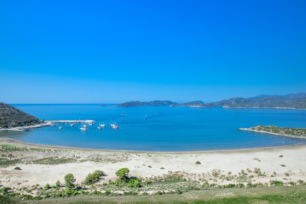 Lagoa na paisagem do mar vista da praia