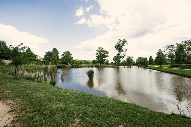 Lagoa no Jardim Panska sob o castelo Kunstat na Morávia República Tcheca