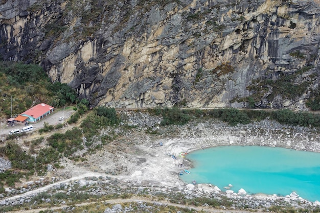 Lagoa Paron, no Parque Nacional Huascarán, Peru. Um lago azul na Cordilheira Blanca no Peru