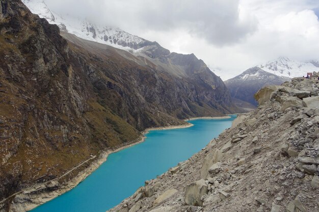 Lagoa Paron, no Parque Nacional Huascarán, Peru. Um lago azul na Cordilheira Blanca no Peru