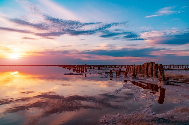 Foto lagoas de evaporação da água do mar salgado com cor de plâncton rosa