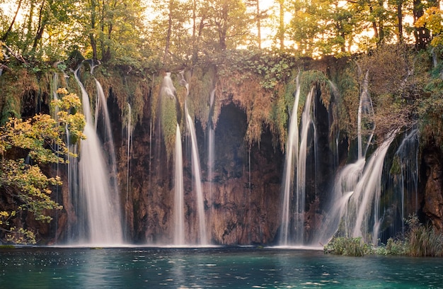 Lagos y cascadas del bosque de Plitvice en otoño filmar en película