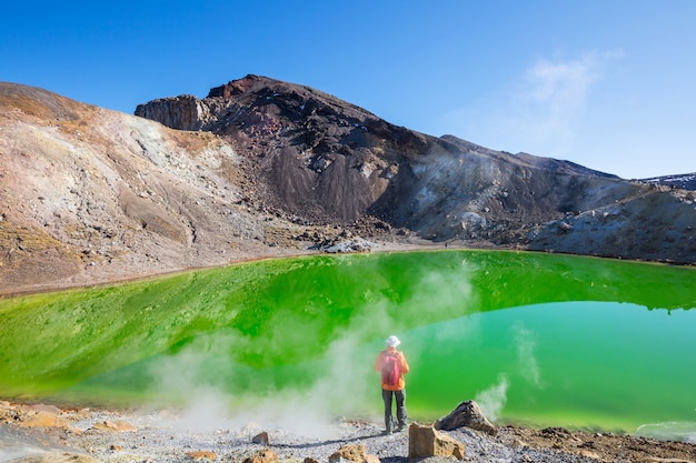 Lagos esmeralda incríveis na pista de cruzamento de Tongariro, Parque Nacional de Tongariro, Nova Zelândia. Conceito Wanderlust