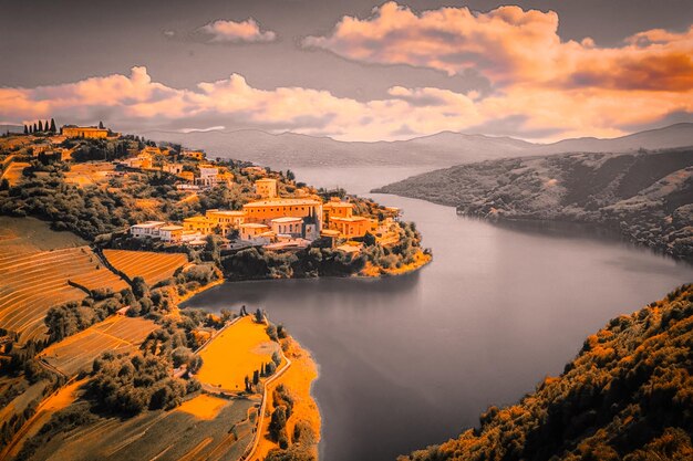 Los lagos más pintorescos de Italia el lago volcánico de Albano vista aérea del pueblo de Castel Gandolfo