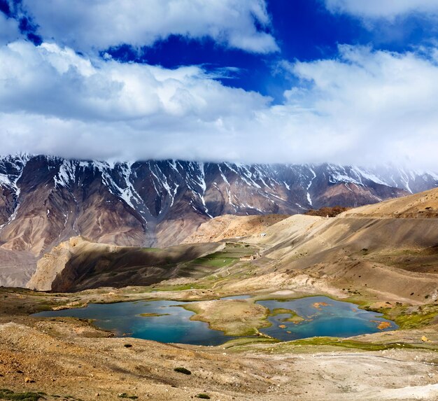 Lagos de montaña en Himalaya