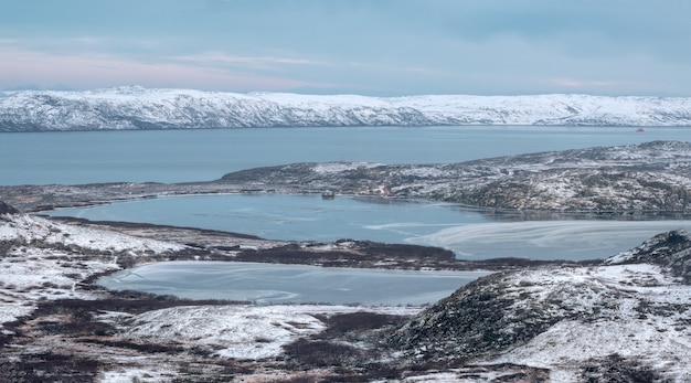 Lagos de montaña de invierno ártico de difícil acceso. Vida salvaje del norte. Península de Kola. Teriberka. Rusia.