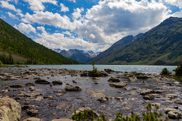 Lagos multinsky em montanhas de altai.