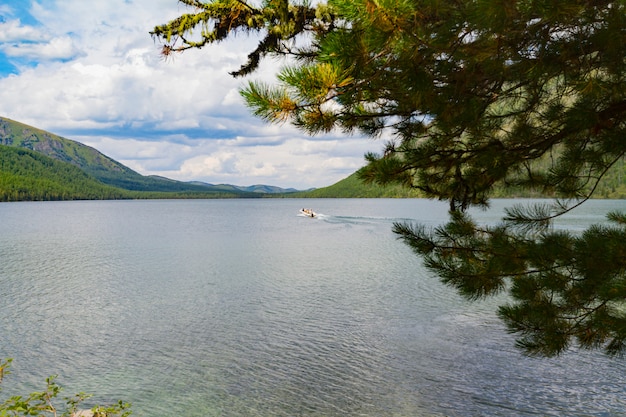 Lagos Multinsky em montanhas de Altai.