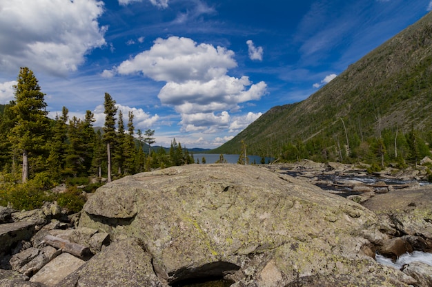 Lagos multinsky em montanhas de altai.